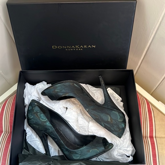 Donna Karan Collection Monarch Teal Green Silk Jacquard Peep Toe Heels Like New - Picture 2 of 15
